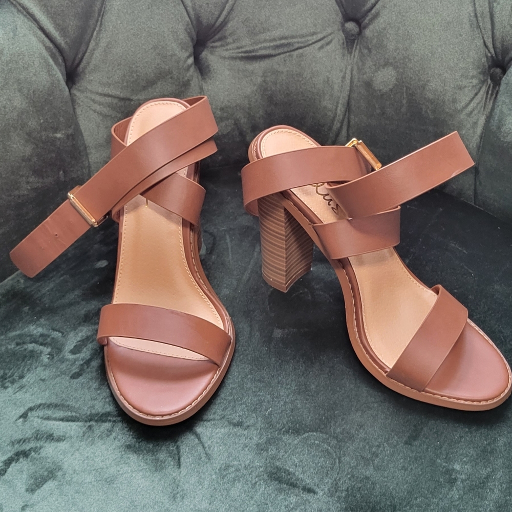 LULU’S STRAPPY ANKLE HEELED SANDALS 7.5